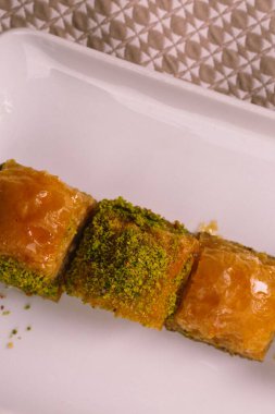 Geleneksel hindistancevizli tatlı baklavası. Ev yapımı fındıklı ve ballı baklava..