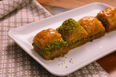 Geleneksel hindistancevizli tatlı baklavası. Ev yapımı fındıklı ve ballı baklava..