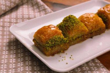 Geleneksel hindistancevizli tatlı baklavası. Ev yapımı fındıklı ve ballı baklava..