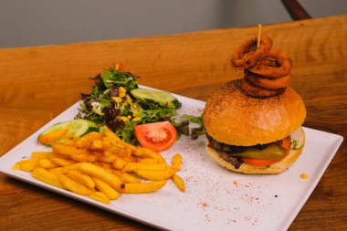 Taze sebzeli ev yapımı hamburger.