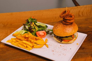 Taze sebzeli ev yapımı hamburger.