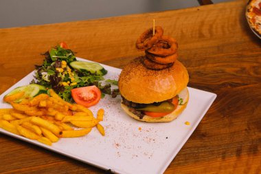 Taze sebzeli ev yapımı hamburger.