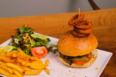 Taze sebzeli ev yapımı hamburger.