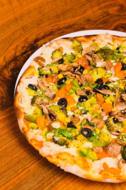 Lezzetli karışık İtalyan pizzası.