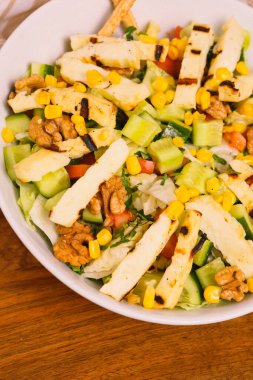 Ceviz ve peynirli sağlıklı salata.