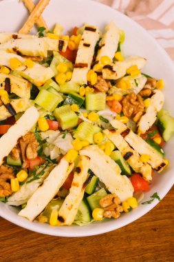 Ceviz ve peynirli sağlıklı salata.