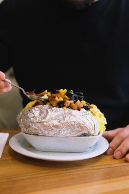 Peynir, sosis, zeytin, biber ve Mısır ile pişmiş kumpir patates dolması