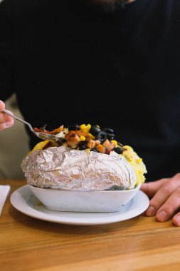 Peynir, sosis, zeytin, biber ve Mısır ile pişmiş kumpir patates dolması