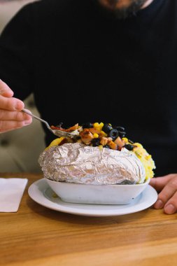 Peynir, sosis, zeytin, biber ve Mısır ile pişmiş kumpir patates dolması