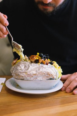 Peynir, sosis, zeytin, biber ve Mısır ile pişmiş kumpir patates dolması