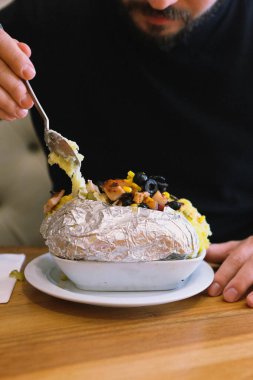 Peynir, sosis, zeytin, biber ve Mısır ile pişmiş kumpir patates dolması