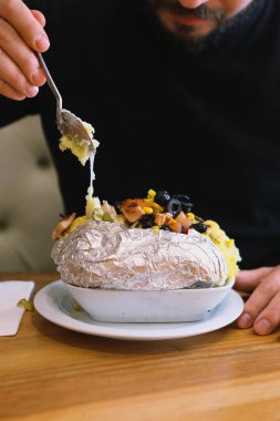 Peynir, sosis, zeytin, biber ve Mısır ile pişmiş kumpir patates dolması