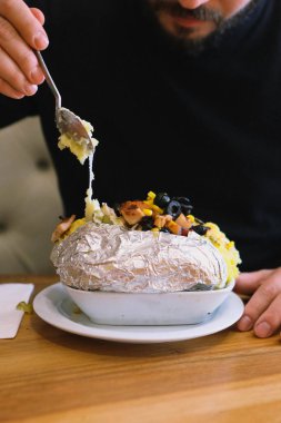 Peynir, sosis, zeytin, biber ve Mısır ile pişmiş kumpir patates dolması