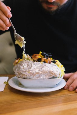 Peynir, sosis, zeytin, biber ve Mısır ile pişmiş kumpir patates dolması