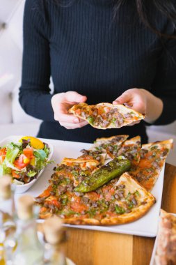 Geleneksel Türkçe fırında pide. Türk pizzası, Orta Doğu aperatifleri. Türk mutfağı. Et ile doldurulmuş çam