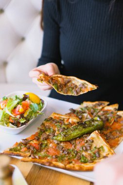Geleneksel Türkçe fırında pide. Türk pizzası, Orta Doğu aperatifleri. Türk mutfağı. Et ile doldurulmuş çam