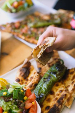 Geleneksel Türkçe fırında pide. Türk pizzası, Orta Doğu aperatifleri. Türk mutfağı. Et ile doldurulmuş çam