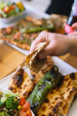 Geleneksel Türkçe fırında pide. Türk pizzası, Orta Doğu aperatifleri. Türk mutfağı. Et ile doldurulmuş çam