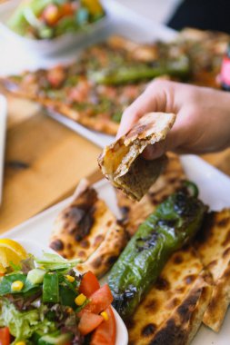 Geleneksel Türkçe fırında pide. Türk pizzası, Orta Doğu aperatifleri. Türk mutfağı. Et ile doldurulmuş çam