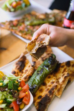 Geleneksel Türkçe fırında pide. Türk pizzası, Orta Doğu aperatifleri. Türk mutfağı. Et ile doldurulmuş çam