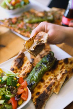 Geleneksel Türkçe fırında pide. Türk pizzası, Orta Doğu aperatifleri. Türk mutfağı. Et ile doldurulmuş çam