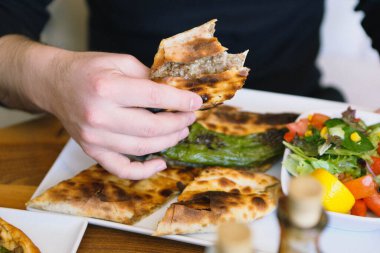 Geleneksel Türkçe fırında pide. Türk pizzası, Orta Doğu aperatifleri. Türk mutfağı. Et ile doldurulmuş çam