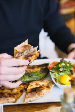 Geleneksel Türkçe fırında pide. Türk pizzası, Orta Doğu aperatifleri. Türk mutfağı. Et ile doldurulmuş çam