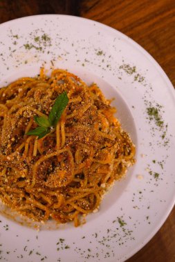 Lezzetli soslu lezzetli klasik İtalyan makarnası..