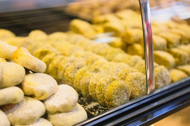 Bir grup çeşit kurabiye. Çikolata parçacıklı, yulaflı, kuru üzümlü, beyaz çikolatalı.