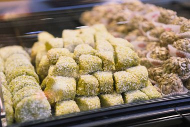 Bir grup çeşit kurabiye. Çikolata parçacıklı, yulaflı, kuru üzümlü, beyaz çikolatalı.