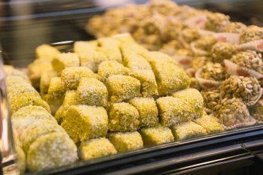 Bir grup çeşit kurabiye. Çikolata parçacıklı, yulaflı, kuru üzümlü, beyaz çikolatalı.