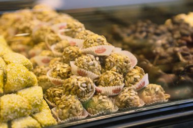 Bir grup çeşit kurabiye. Çikolata parçacıklı, yulaflı, kuru üzümlü, beyaz çikolatalı.