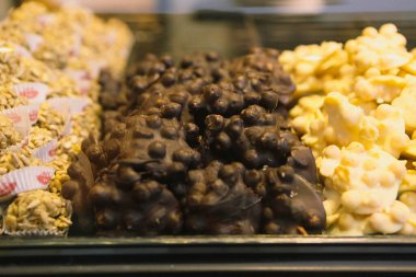 Bir grup çeşit kurabiye. Çikolata parçacıklı, yulaflı, kuru üzümlü, beyaz çikolatalı.