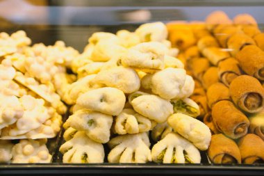 Bir grup çeşit kurabiye. Çikolata parçacıklı, yulaflı, kuru üzümlü, beyaz çikolatalı.