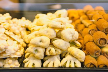 Bir grup çeşit kurabiye. Çikolata parçacıklı, yulaflı, kuru üzümlü, beyaz çikolatalı.