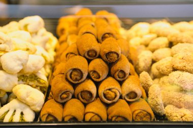 Bir grup çeşit kurabiye. Çikolata parçacıklı, yulaflı, kuru üzümlü, beyaz çikolatalı.