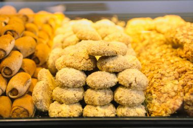 Bir grup çeşit kurabiye. Çikolata parçacıklı, yulaflı, kuru üzümlü, beyaz çikolatalı.