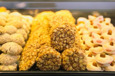 Bir grup çeşit kurabiye. Çikolata parçacıklı, yulaflı, kuru üzümlü, beyaz çikolatalı.