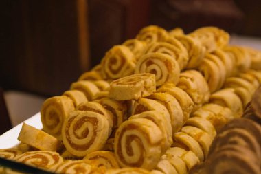 Bir grup çeşit kurabiye. Çikolata parçacıklı, yulaflı, kuru üzümlü, beyaz çikolatalı.