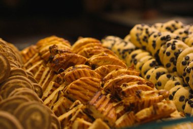 Bir grup çeşit kurabiye. Çikolata parçacıklı, yulaflı, kuru üzümlü, beyaz çikolatalı.