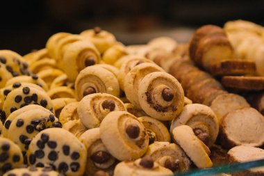 Bir grup çeşit kurabiye. Çikolata parçacıklı, yulaflı, kuru üzümlü, beyaz çikolatalı.