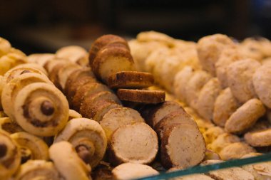 Bir grup çeşit kurabiye. Çikolata parçacıklı, yulaflı, kuru üzümlü, beyaz çikolatalı.