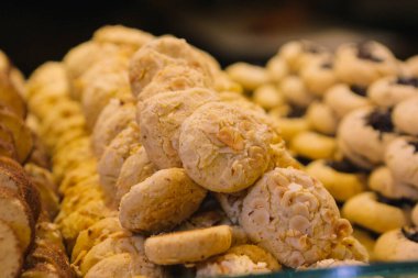 Bir grup çeşit kurabiye. Çikolata parçacıklı, yulaflı, kuru üzümlü, beyaz çikolatalı.