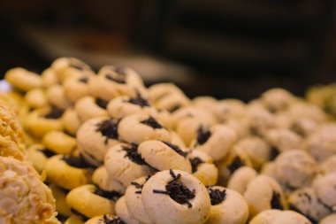 Bir grup çeşit kurabiye. Çikolata parçacıklı, yulaflı, kuru üzümlü, beyaz çikolatalı.