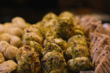 Bir grup çeşit kurabiye. Çikolata parçacıklı, yulaflı, kuru üzümlü, beyaz çikolatalı.