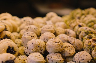 Bir grup çeşit kurabiye. Çikolata parçacıklı, yulaflı, kuru üzümlü, beyaz çikolatalı.