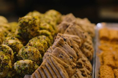 Bir grup çeşit kurabiye. Çikolata parçacıklı, yulaflı, kuru üzümlü, beyaz çikolatalı.