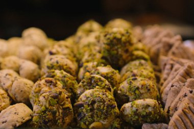 Bir grup çeşit kurabiye. Çikolata parçacıklı, yulaflı, kuru üzümlü, beyaz çikolatalı.