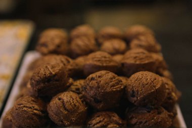 Bir grup çeşit kurabiye. Çikolata parçacıklı, yulaflı, kuru üzümlü, beyaz çikolatalı.