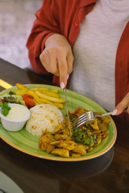 Masada lezzetli tavuk yemeği